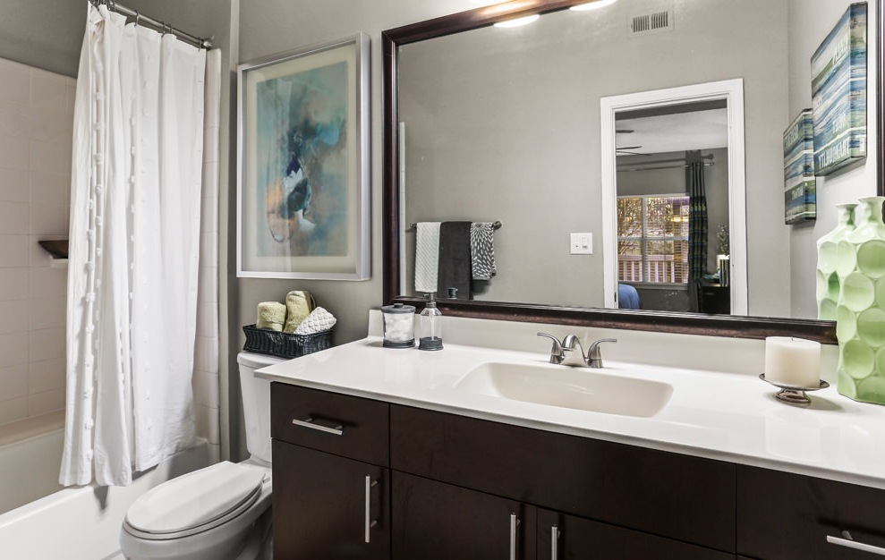 B3 - The Atlanta - 2 bedroom floorplan layout with 2 baths and 1134 square feet. (Bathroom / 3D)